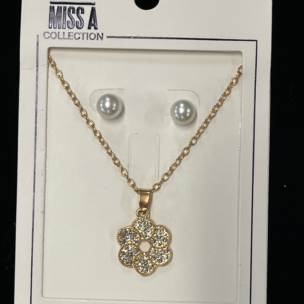 🤩 2 for 20 necklace w/ flower-shaped pendant and faux pearl earrings set. NWT